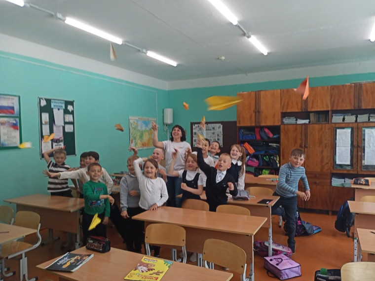 Бумажные самолетики для выпускников.